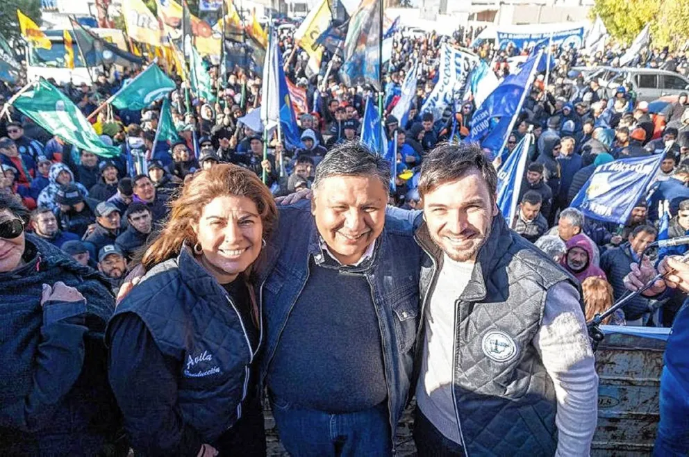 “Nacho" Torres y Ana Clara Romero recibieron el apoyo de trabajadores petroleros en Comodoro Rivadavia