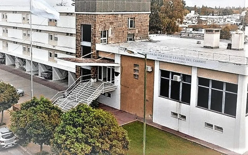 Denunciaron ascensos ilegales en la policía del Chubut y por eso allanaron la Dirección de Recursos Humanos de la fuerza