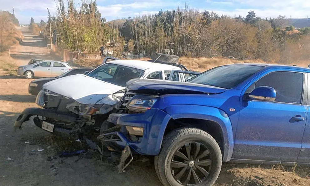 Mujer lesionada tras choque de camionetas en el cordón forestal