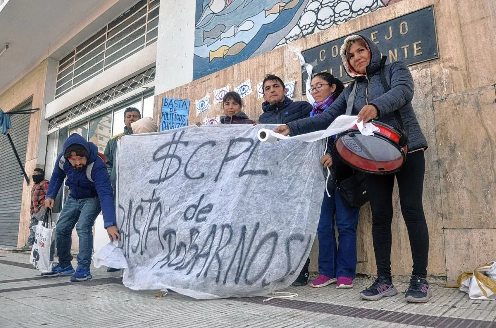 Vecinos autoconvocados se manifestaron en contra de la aprobación de los contratos de concesión de la SCPL