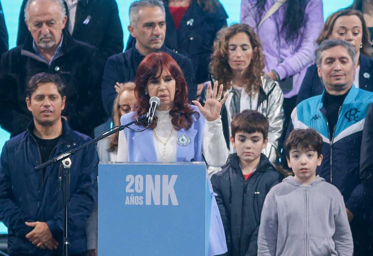 Cristina Kirchner pidió renovar el pacto democrático ante una Plaza de Mayo colmada