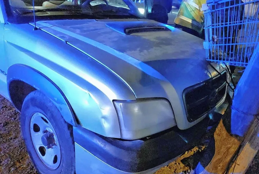 Chocó su camioneta contra un tacho de residuos y lo encontraron dormido y con el motor encendido