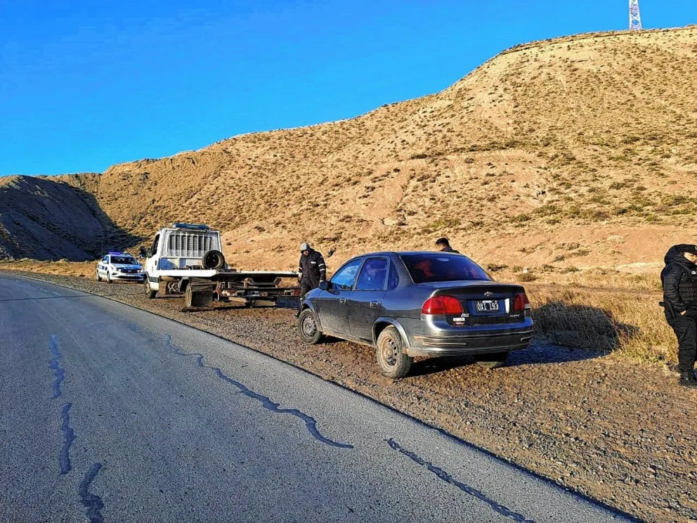 Roban auto en barrio Cerro Solo y luego lo encuentran abandonado en el camino Centenario