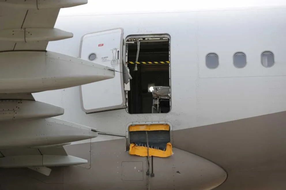 Pánico en un avión por un pasajero que abrió la puerta de emergencia en pleno vuelo
