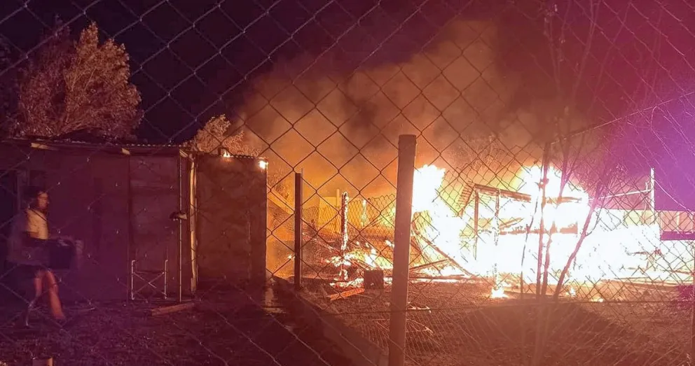 Se incendió una vivienda en barrio Las Américas y una mujer y su hijo fueron derivados al hospital
