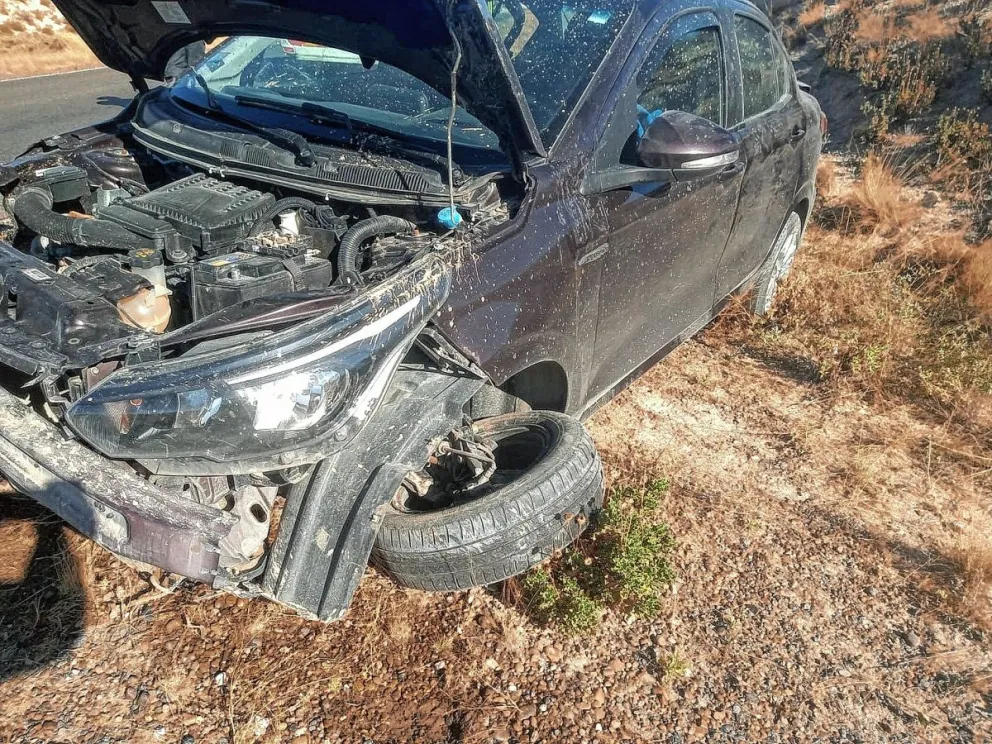 Una mujer herida y dos hombres golpeados en dos violentos accidentes viales cerca del acceso sur de Trelew