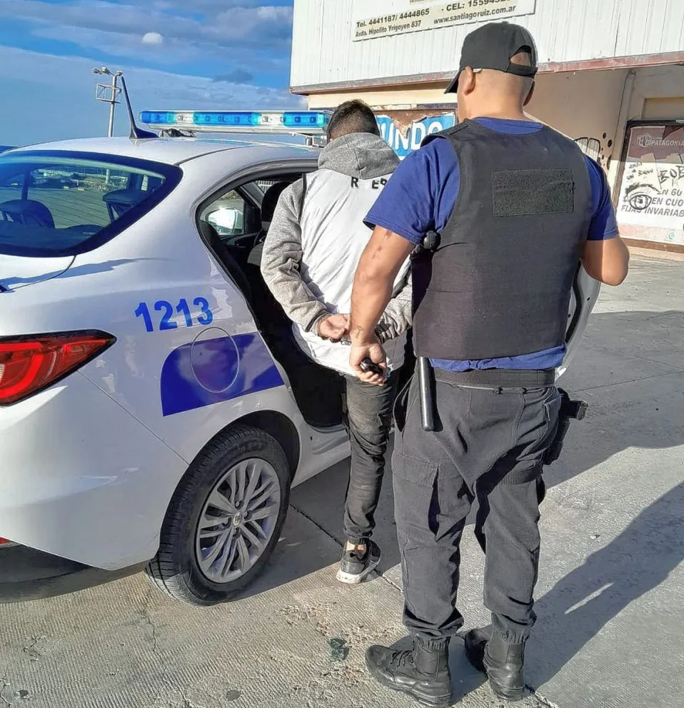 Amenazó con un cuchillo a un empleado de seguridad