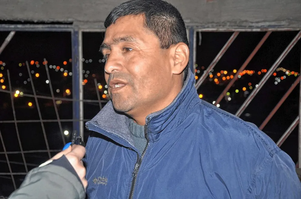 Invierno y solidaridad: Un vecino recolecta y corta leña para gente que no tiene gas