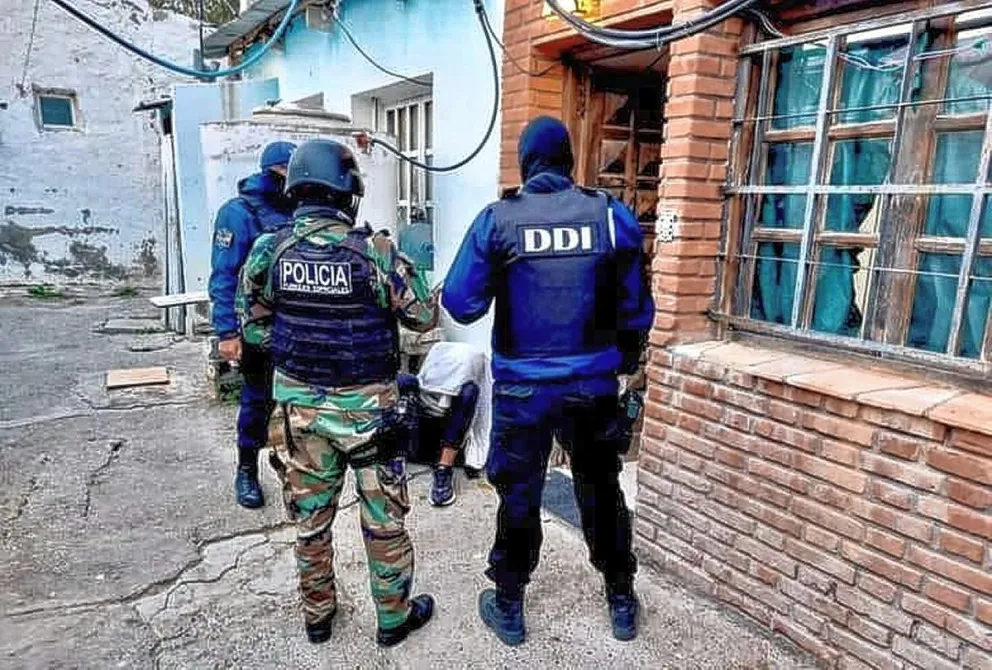 Incautan armas de fuego en allanamiento por atentado y resistencia a la autoridad