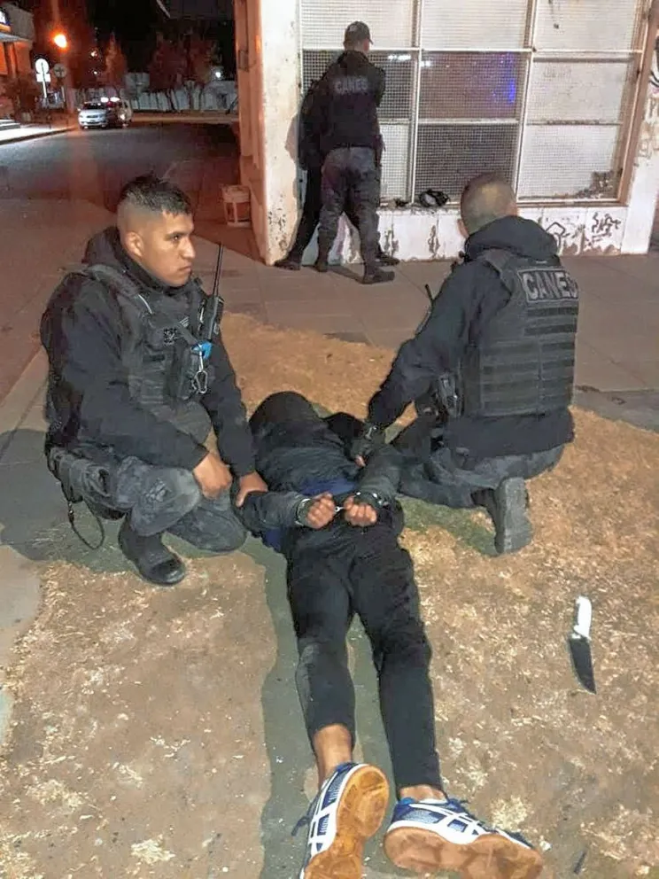Apresan a dos ladrones a punto de irse en taxi del lugar en donde habían asaltado a un joven