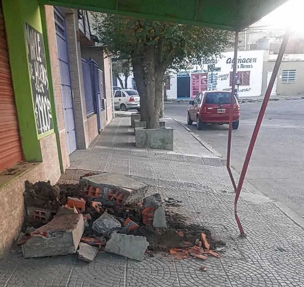 Con su auto destruyó un cantero, se fugó, pero perdió una chapa patente
