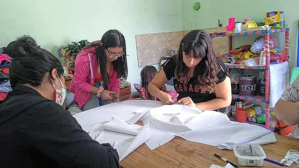 Campaña solidaria: juntan retazos de tela y realizan frazadas que serán donadas a un asilo de ancianos