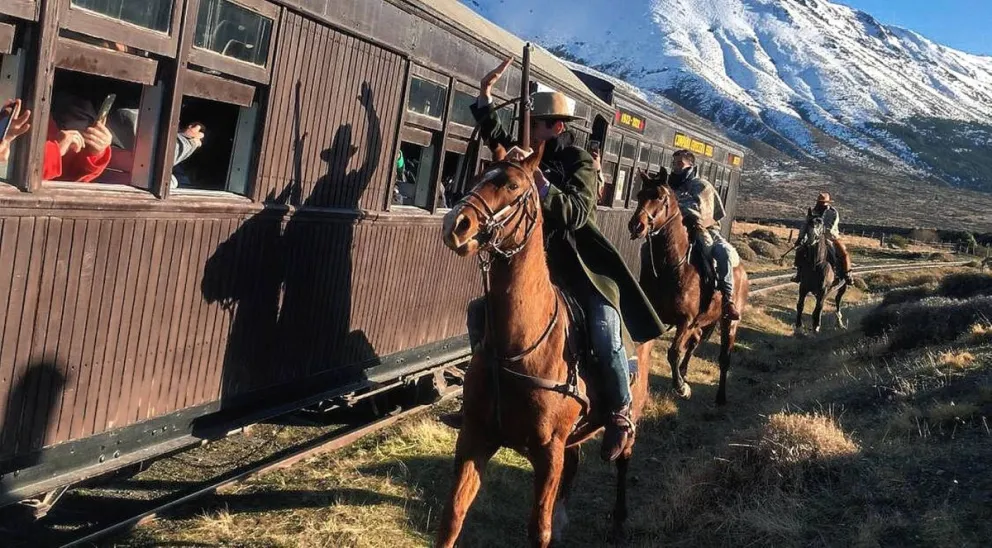Cientos de turistas y vecinos disfrutaron del “Asalto a La Trochita”