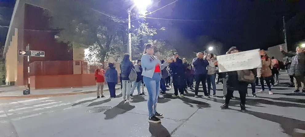 Docentes y alumnos de escuela nocturna de Trelew hicieron una marcha pidiendo seguridad tras violento asalto a una maestra