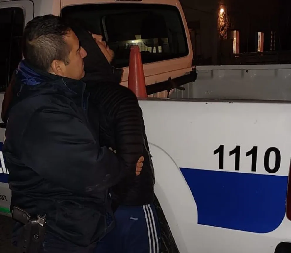 Arrojó un arma de fuego a un patio y quiso escapar a bordo de una moto