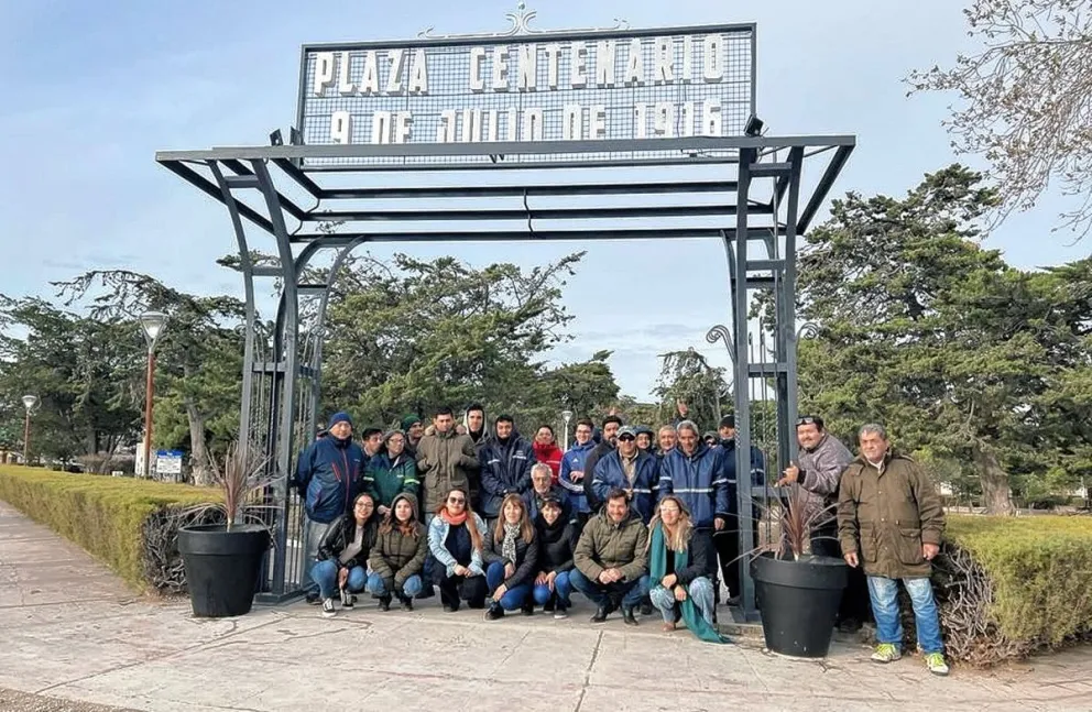 Inauguran arco de hierro para distinguir  a la principal plaza de Puerto Deseado