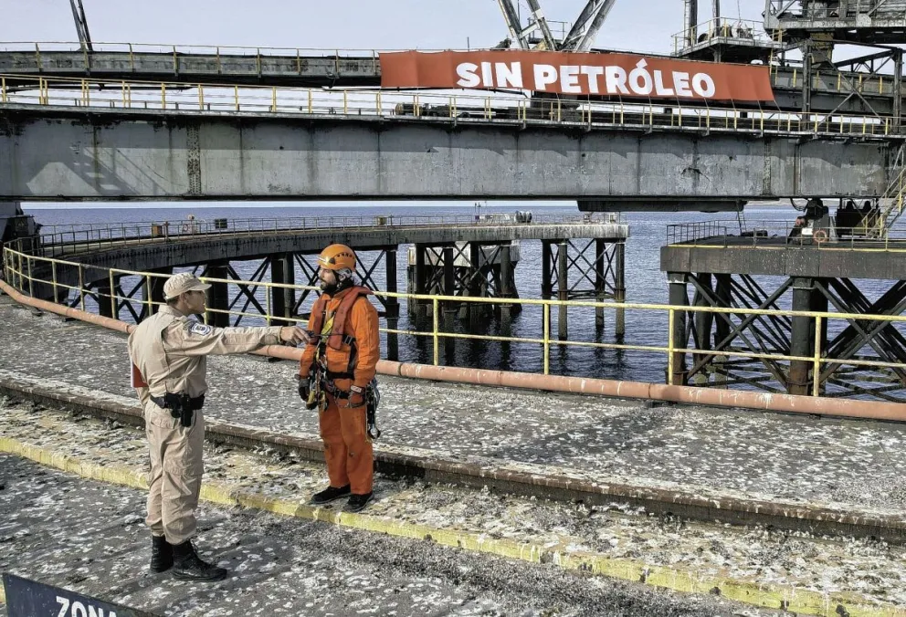 Activistas de Greenpeace detenidos mientras realizaban una actividad en una estructura en las costas de Río Negro