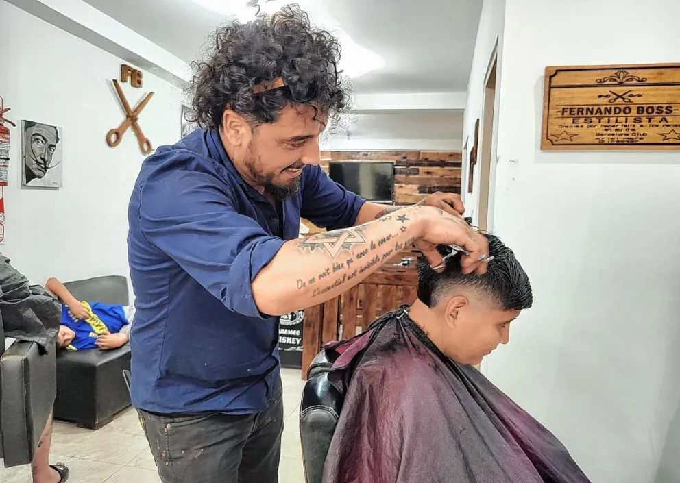 Apelan a la ayuda ciudadana para colaborar con un peluquero solidario que debe viajar a Bs. As. por un grave problema de salud