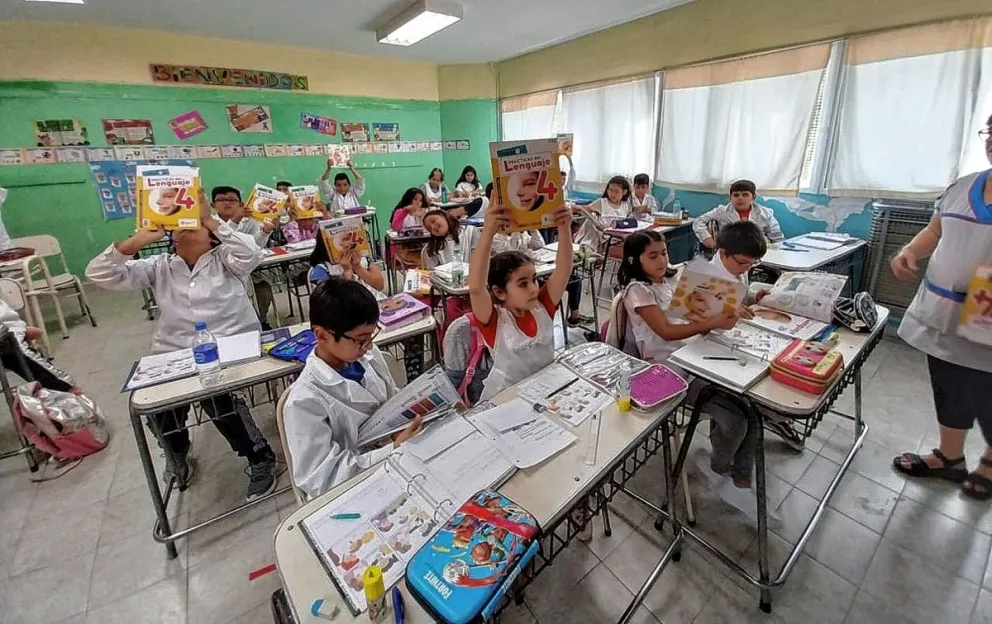 Escuelas reciben Libros Para Aprender 