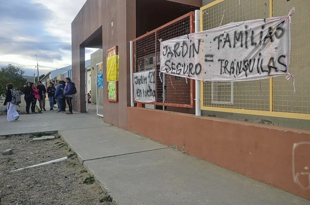 Docentes y familias del Jardín 421 reclamaron por recursos y mejoramiento de las condiciones edilicias