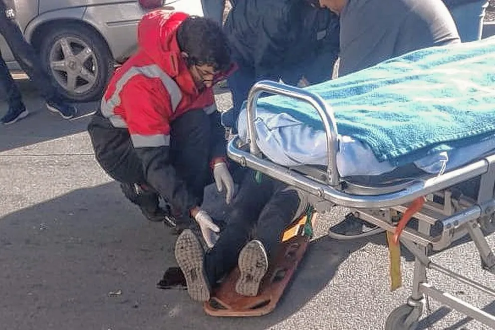 Joven grave y mujer adulta mayor lesionada en violentos accidentes ocurridos en Trelew