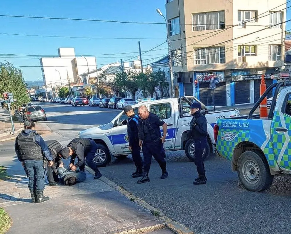 Hurtó 2 perfumes de una farmacia, lo persiguieron, le dieron una paliza y lo entregaron a la policía