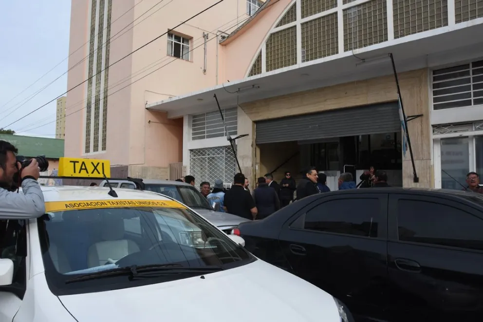 Taxistas y remiseros de Comodoro reclamaron y solicitaron el bloqueo de las plataformas digitales como Uber