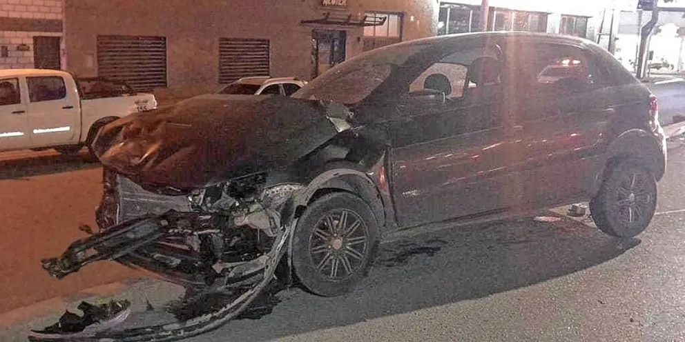 Violento accidente provoca serios destrozos y un hombre lesionado