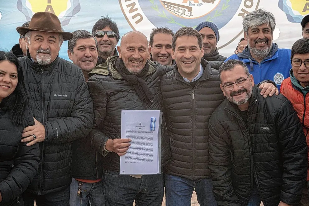 Luque entregó actas de terrenos a más familias de Comodoro