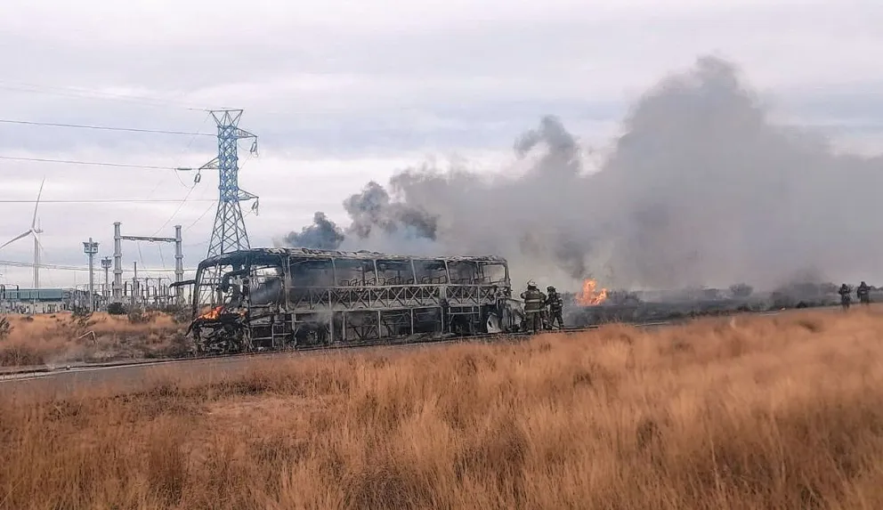 El fuego quemó completamente un colectivo de pasajeros en la doble trocha Trelew-Madryn