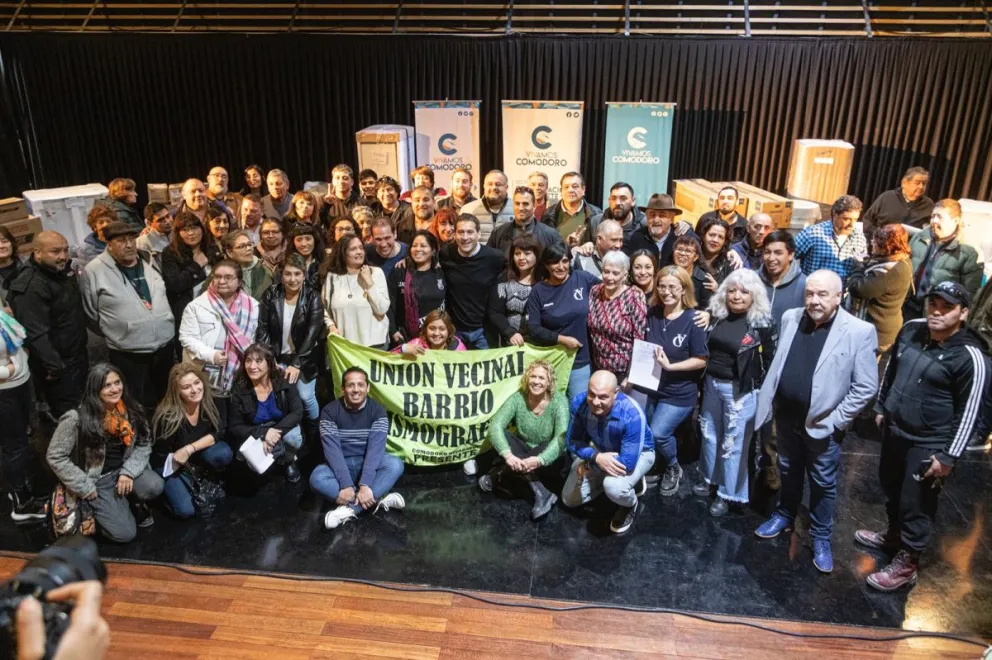Luque entregó materiales a vecinales para potenciar su importante rol para la ciudad