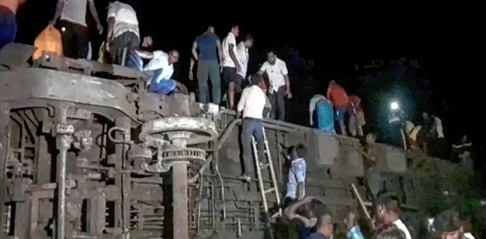 India: al menos 120 muertos y 850 heridos tras colisión de trenes