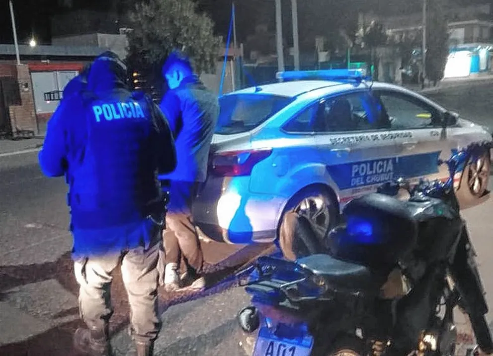 Paran a repartidor porque andaba en una moto sin luz trasera, y le secuestran droga