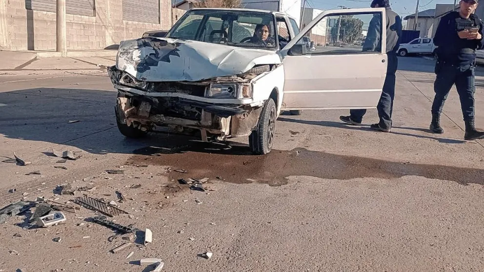Choque frontal con mujer lesionada en Barrio Industrial