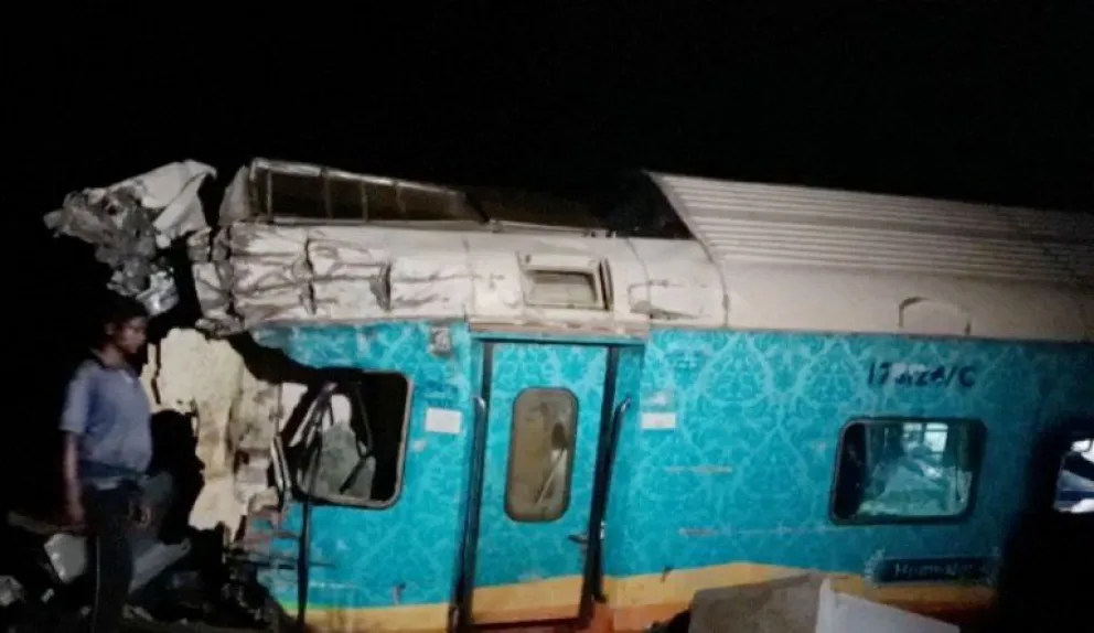 Tragedia en India: más de 280 muertos y casi 900 heridos por un choque de trenes