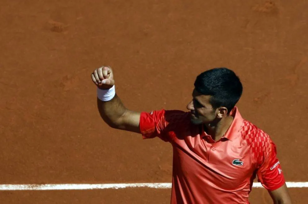 Djokovic sigue firme en Roland Garros y superó un récord de Nadal