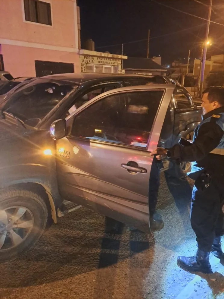 Esperaba el cambio del semáforo y se durmió: le secuestraron el auto