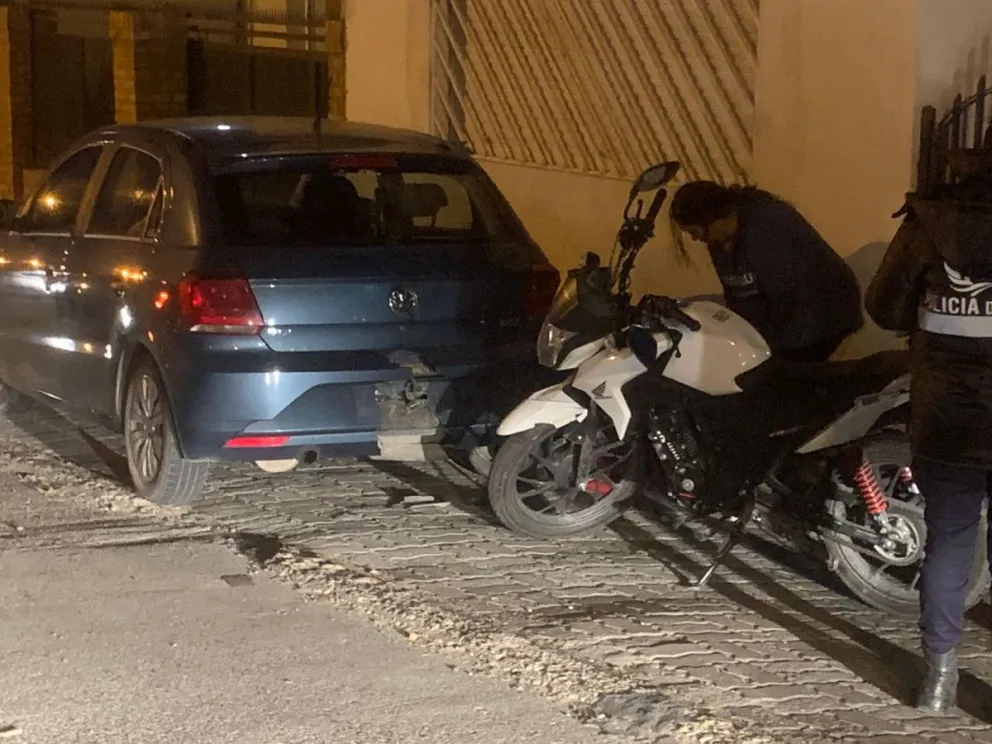 Un motociclista chocó contra un vehículo estacionado 