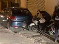 Un motociclista chocó contra un vehículo estacionado 