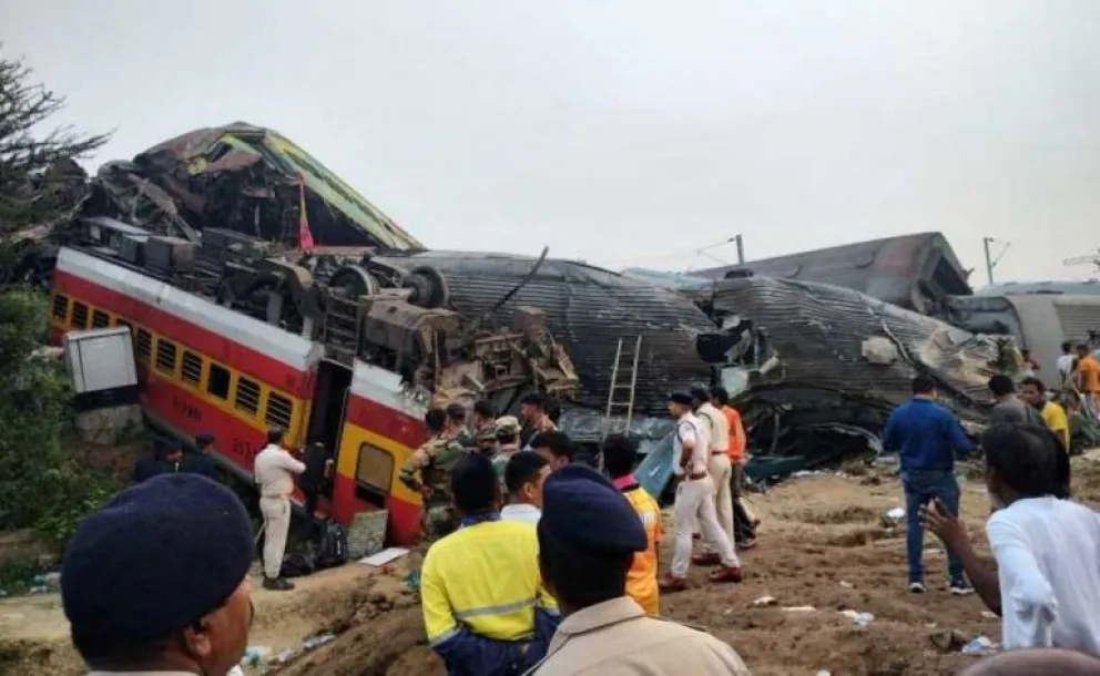 Un error humano habría provocado el accidente ferroviario en India, con un saldo de 288 muertos