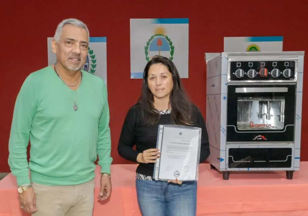 Comuna de Cañadón Seco entregó cocina industrial a vecina que fue víctima de hurto