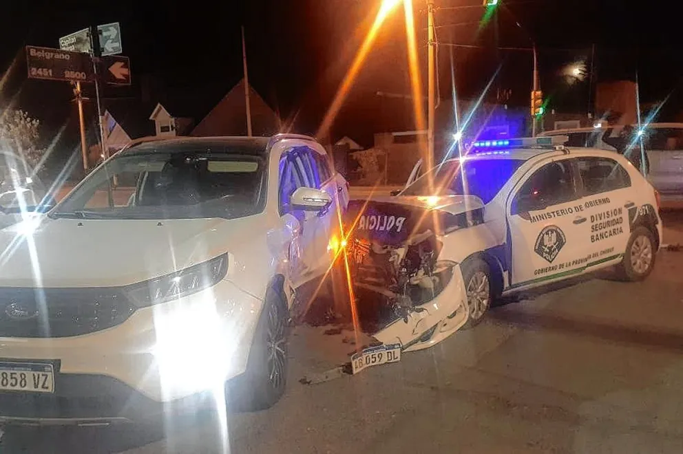 Una mujer y dos policías golpeados en violento choque de patrullero cuando iba a un robo