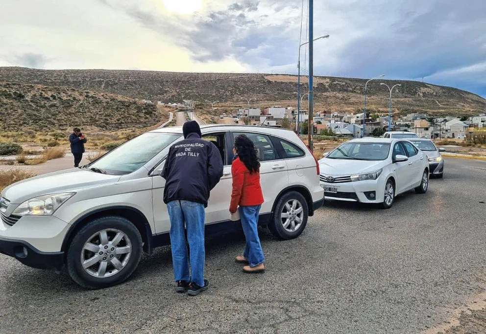 Empleados municipales de Rada Tilly, se movilizaron en el acceso de la ciudad por un reajuste salarial