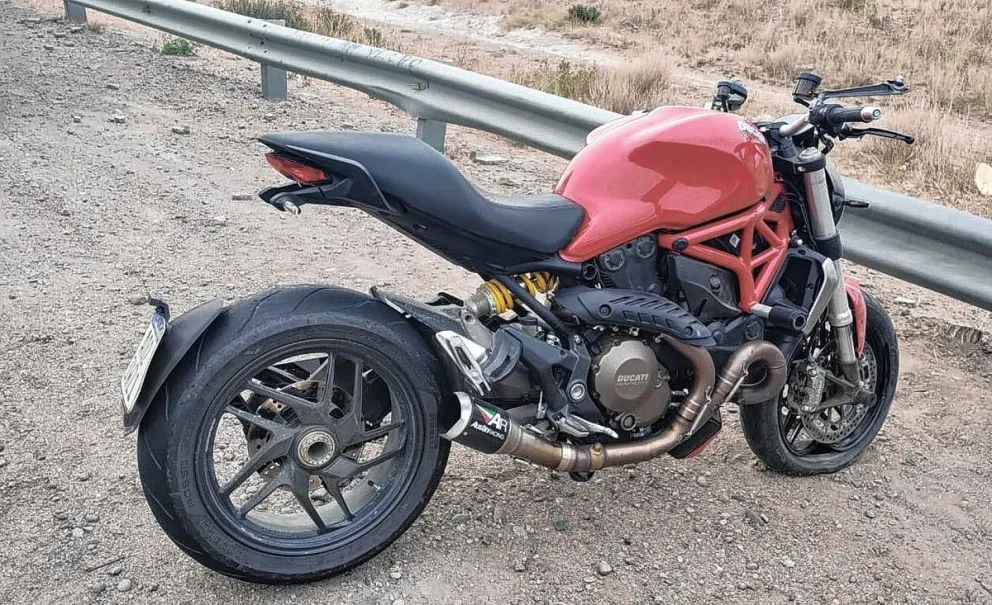 Motociclista contuso tras despistar y chocar en el guardarraíl de la rotonda “Diego Joaquín Zamit”