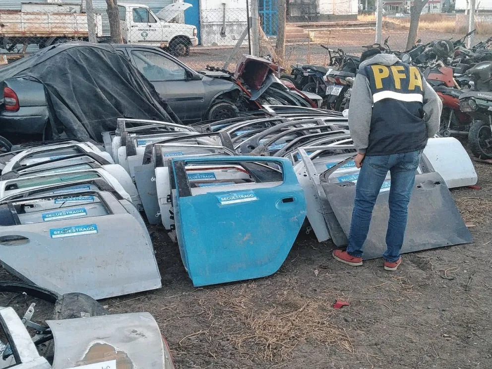 Millonario secuestro de autopartes en Trelew de presunta  procedencia mal habida en causa que involucra a policías