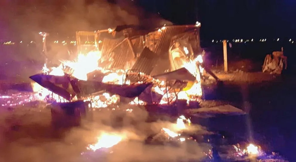 Tres cartoneros murieron calcinados en una precaria vivienda que se les prendió fuego mientras dormían