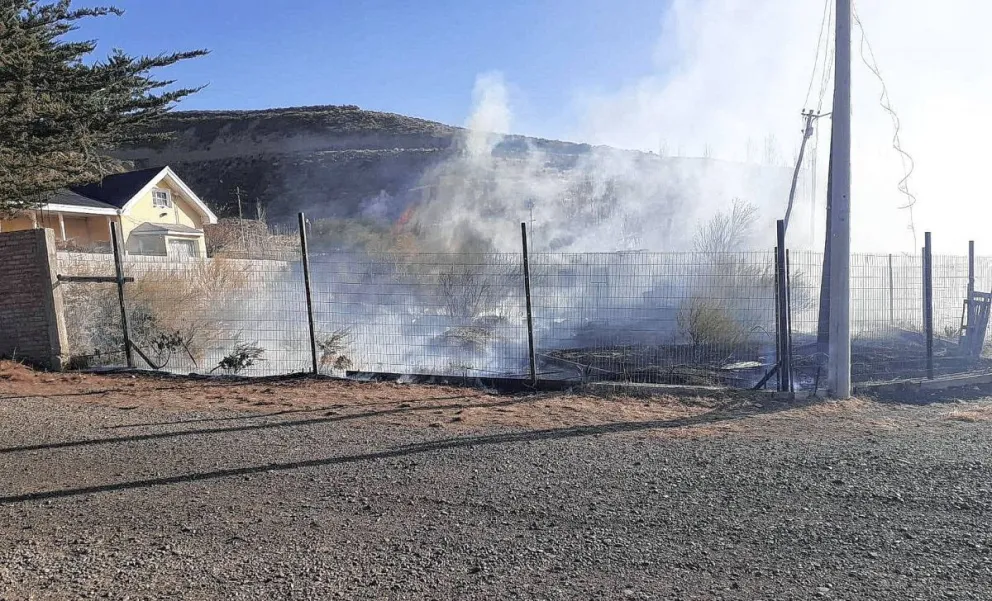 Bomberos combatieron incendio de pastizales en Manantial Rosales