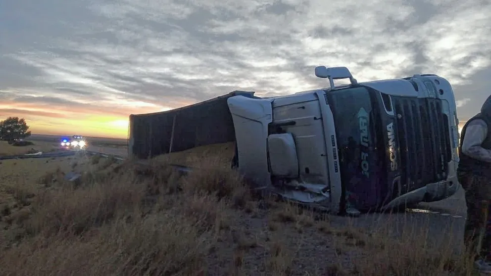 Volcó un camión con harina de soja cerca de Madryn