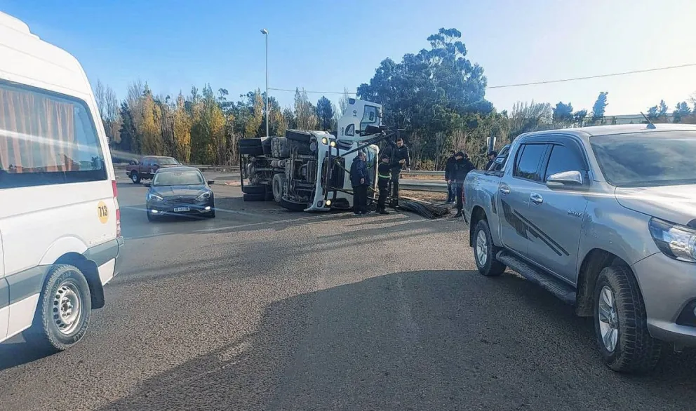 Accidente en la rotonda "Diego Zamit" deja dos personas atrapadas en un camión volcado