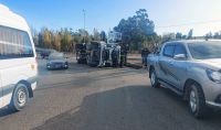 Accidente en la rotonda "Diego Zamit" deja dos personas atrapadas en un camión volcado
